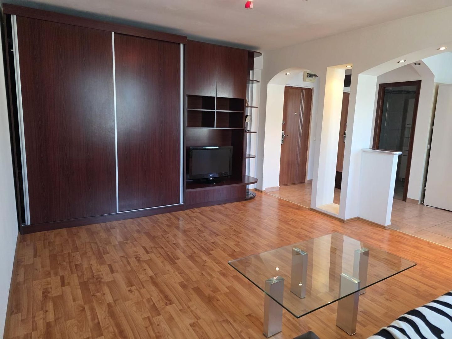 Garsonieră spațioasă Ozana, parcare, centrală proprie, balcon, pet friendly - Poză 3