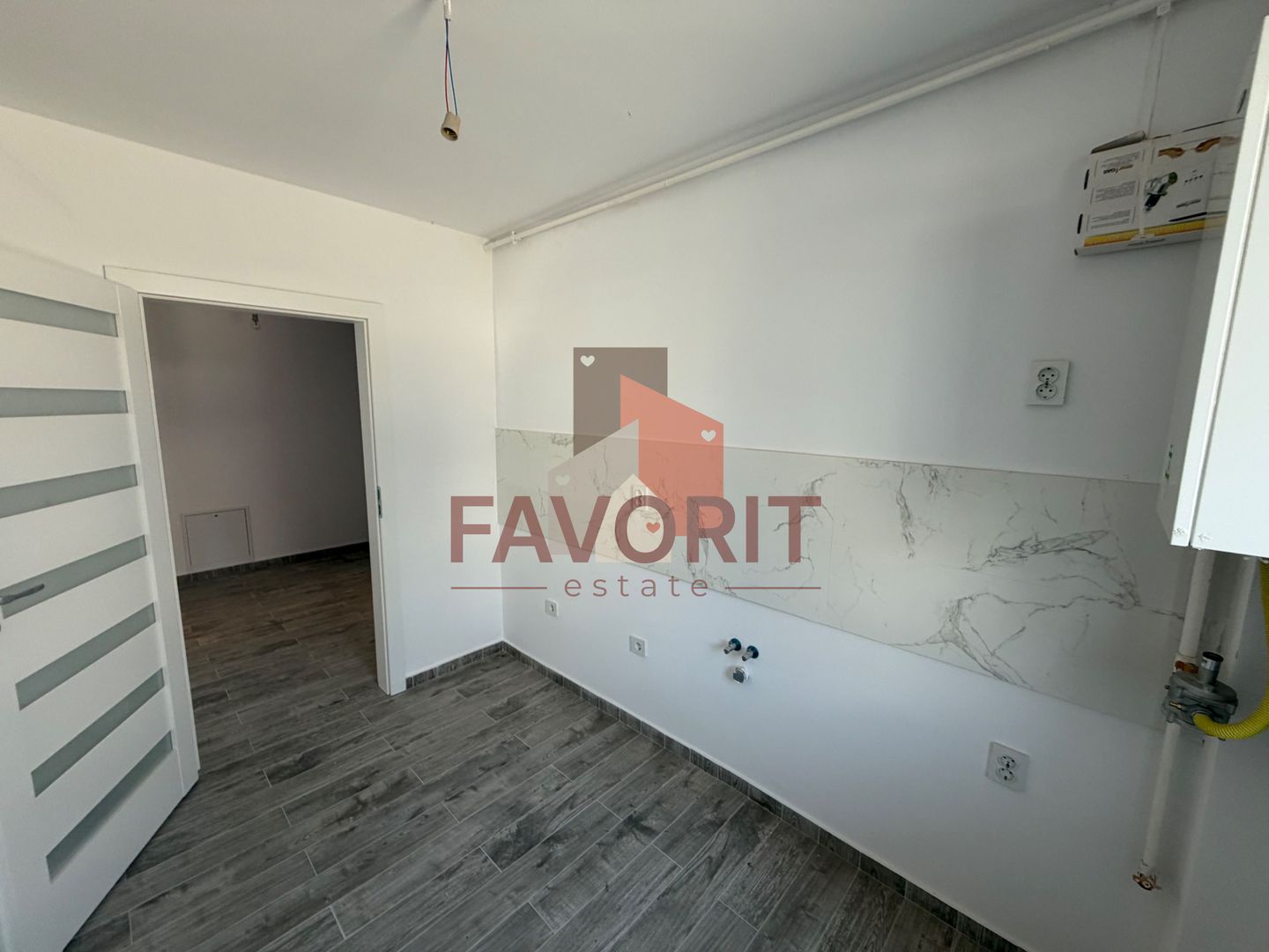Disponibil imediat. Decomandat. TVA 21% inclus in pret - Poză 1