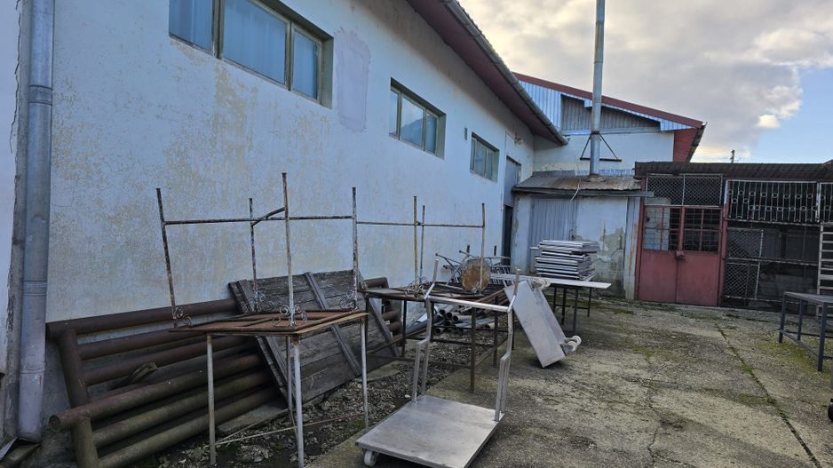 Se oferă spre vânzare / închiriere clădire cu spațiu comercial - Poză 5