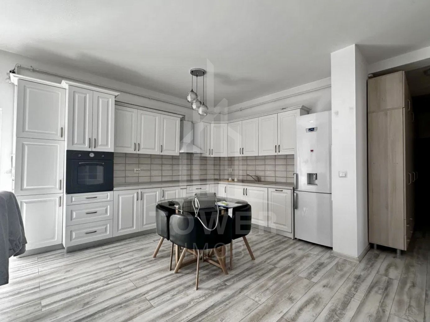 De inchiriat Apartament modern 3 camere cu curte privată şi parcare - Poză 2