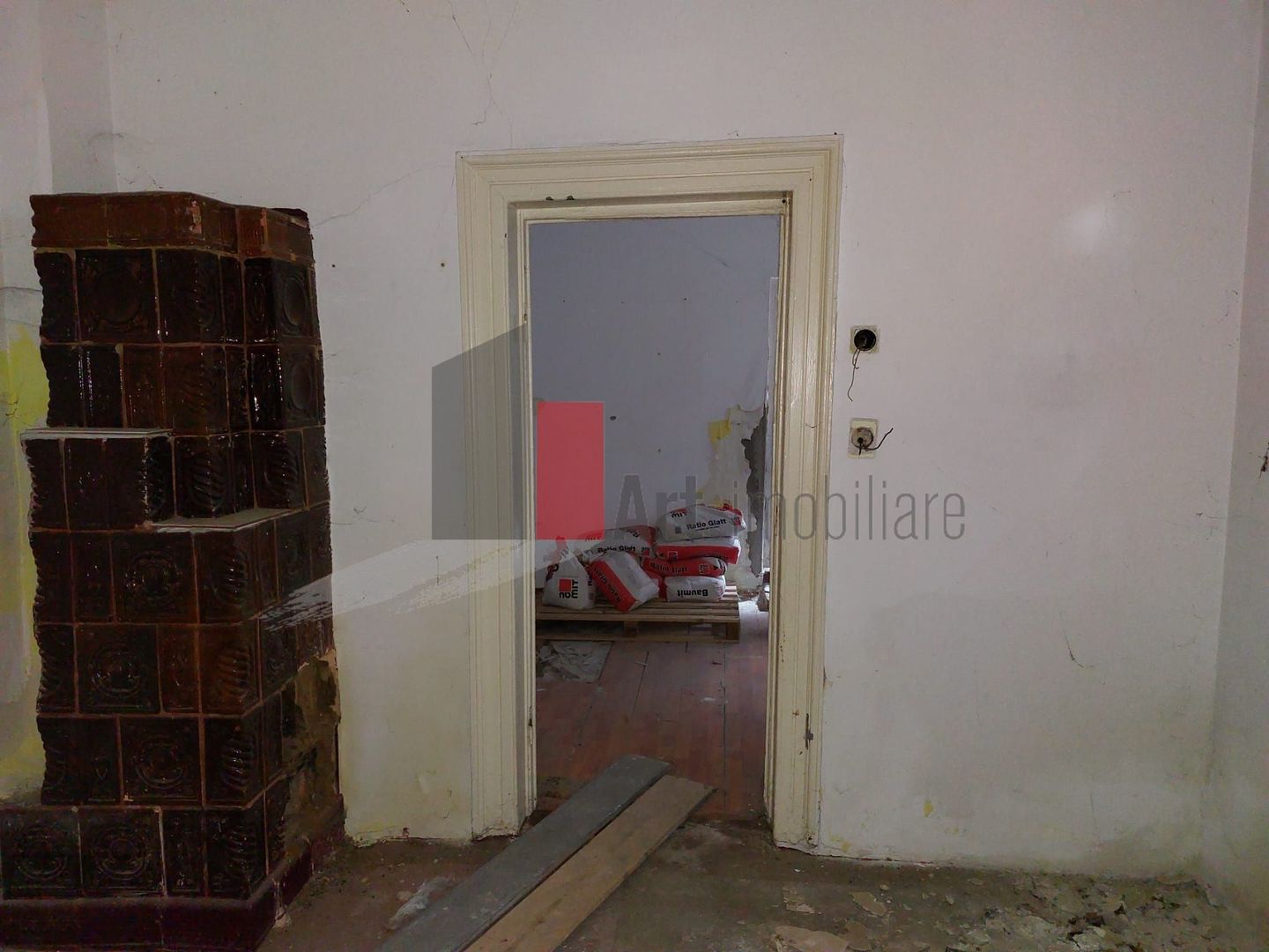 Casa "SARRERA" singur curte, multiple posibilitati, birou/comercial/rezidential - Poză 2