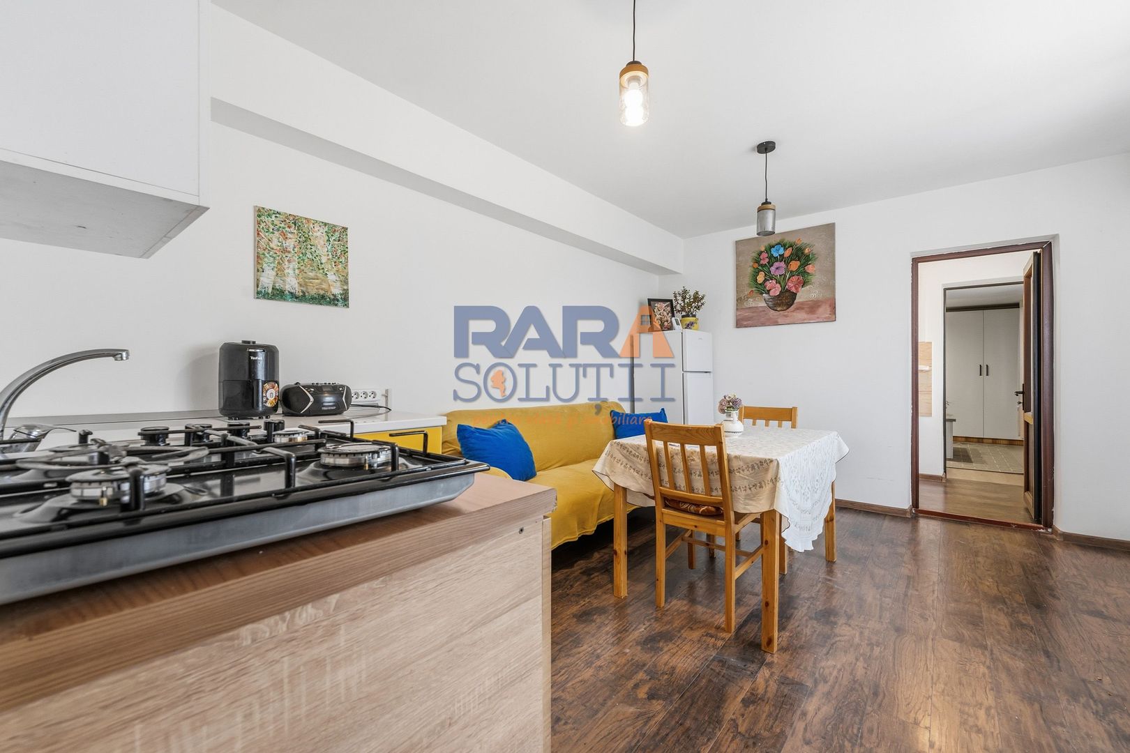 Casă micuță + un pic de curte - Poză 3