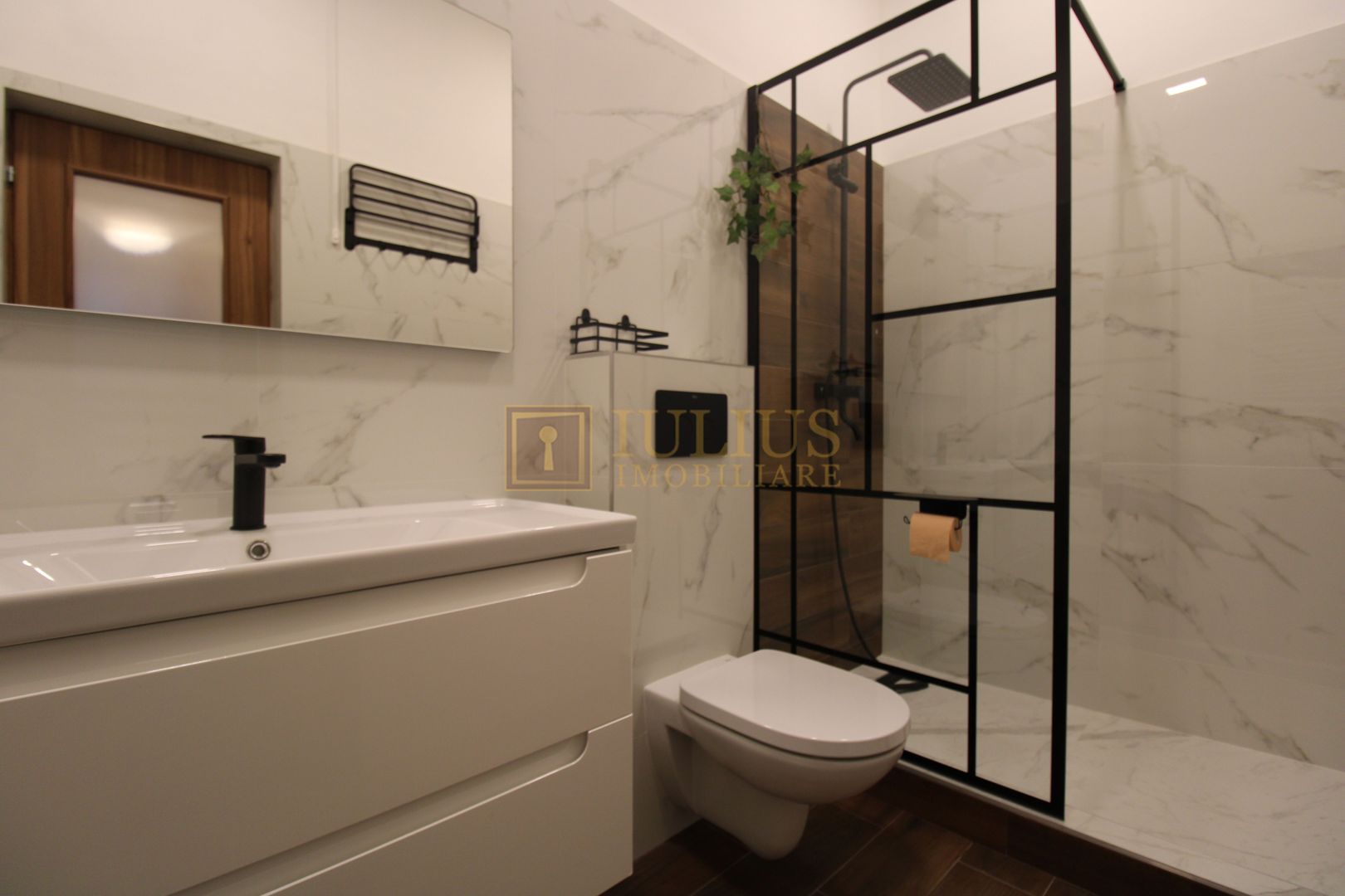 Ultracentral, loc de parcare, amenajari de calitate ! - Poză 13