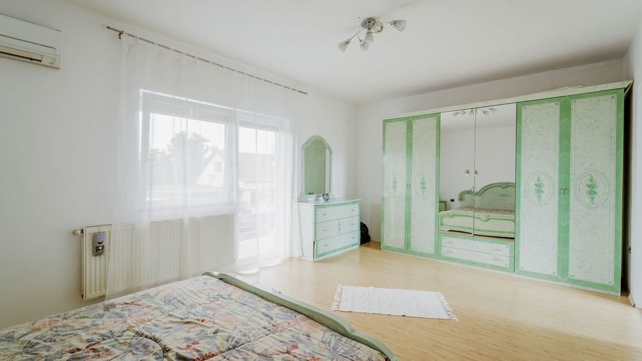Vilă P+E+M în Bujac - Poză 10