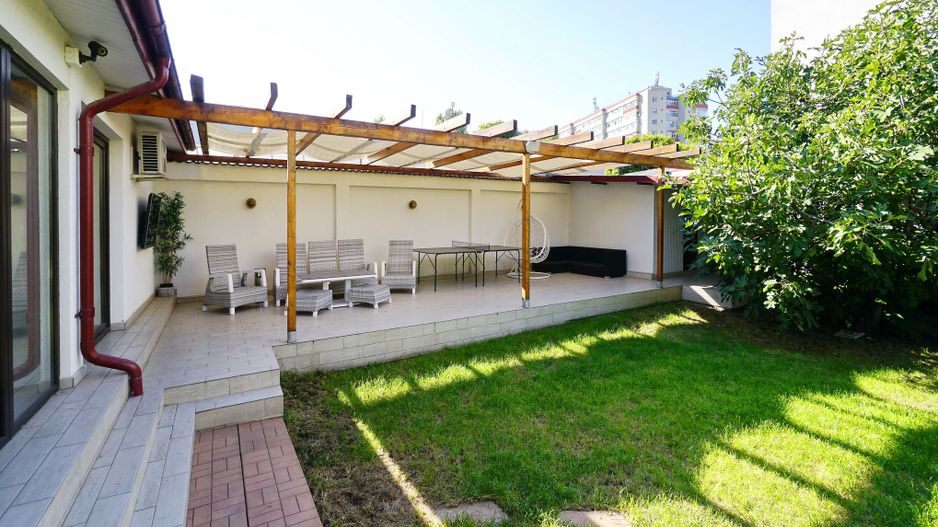 Brancoveanu  P+2, 8 cam, 6 dormitoare, 6 bai, 3 garaje teren 650 mp - Poză 3