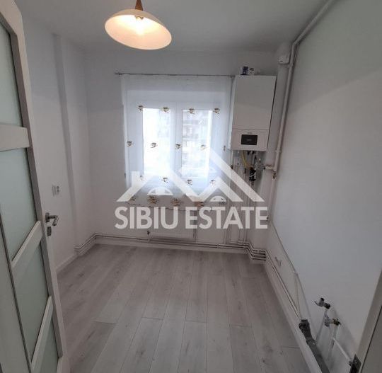 Apartament decomandat cu 2 camere, balcon, etaj 3, recent renovat, -Sibiu - Poză 5