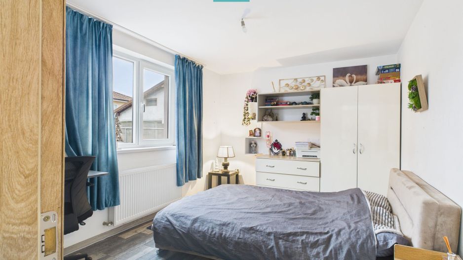 Două case pe un teren generos în Ghiroda - Poză 7