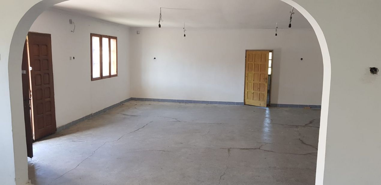 Casă versatilă de vânzare în Comuna Corbi, Argeș – ideală pentru afacere  - Poză 2