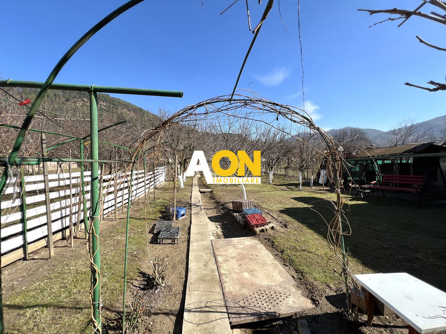 Casa de vanzare pretabila 2 familii, garaj, livada, comuna Pianu - Poză 37