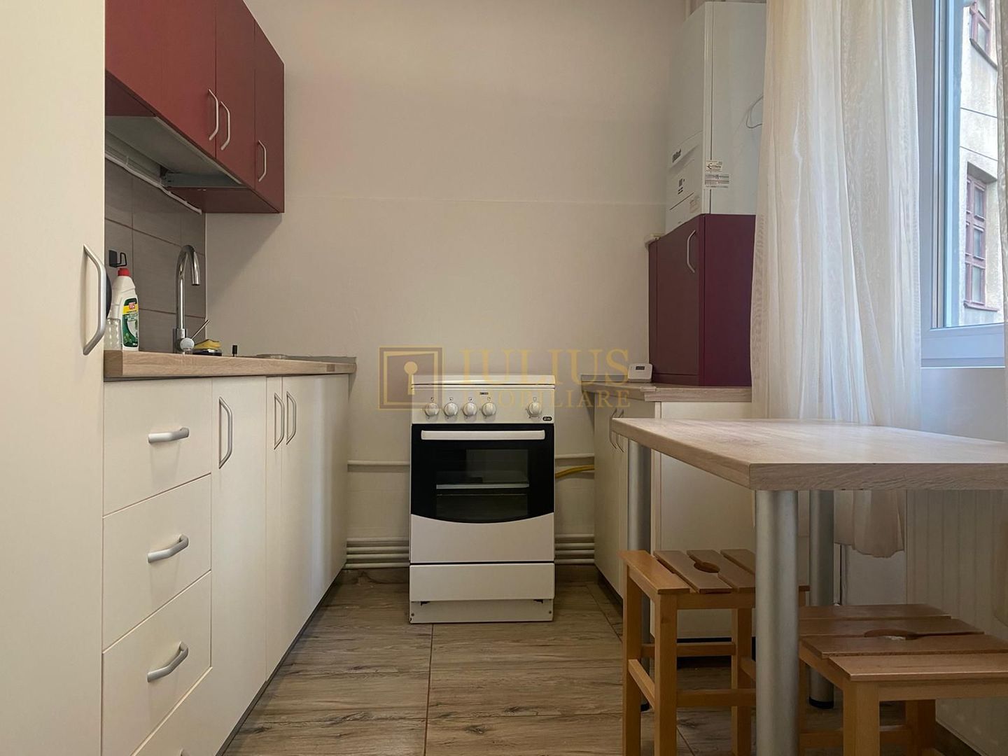 2 dormitoare, centrala proprie, bucatarie inchisa. Piața Libertatii. - Poză 16