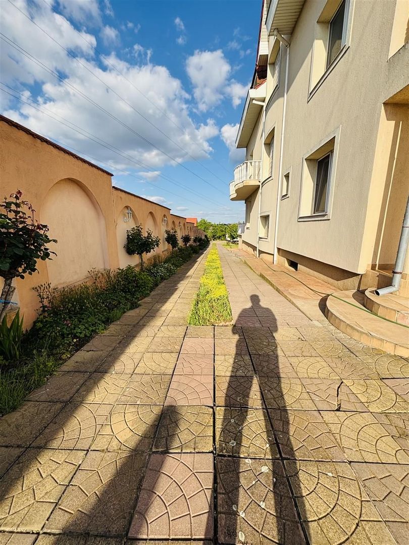 VILA CU 14 CAMERE SI 3405 MP TEREN IN SANMARTIN - Poză 2