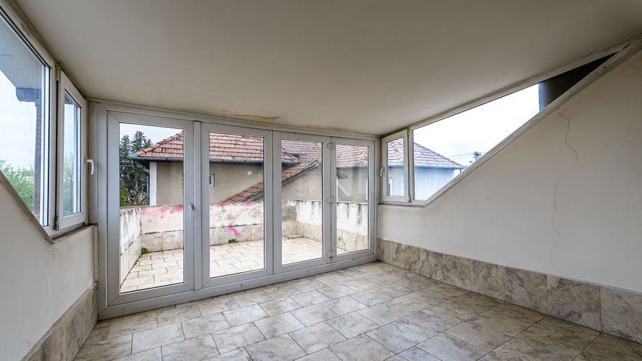 Imobil spațiu comercial și 11 apartamente - Poză 17