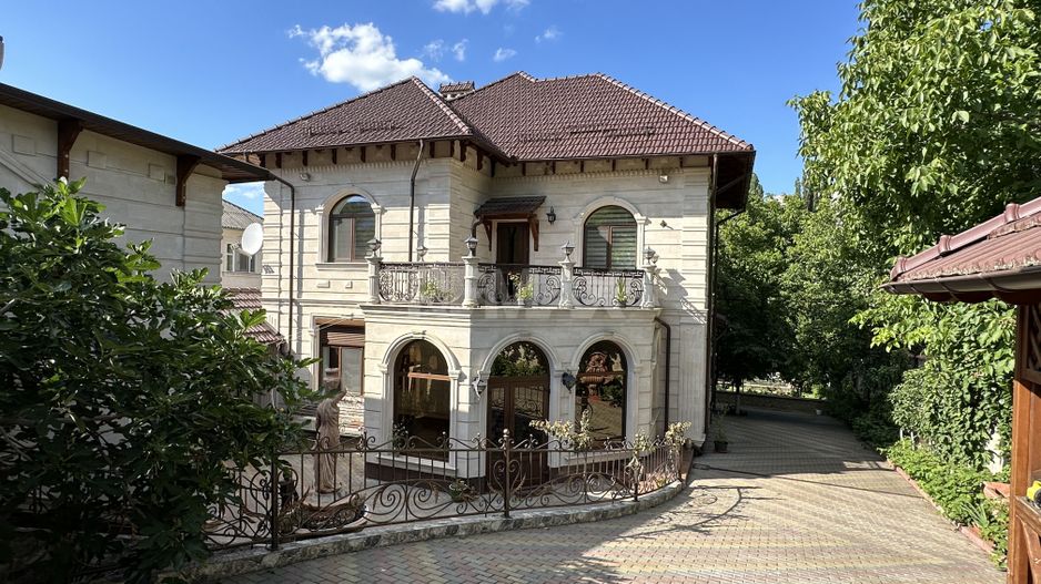 Casă în Buiucani, de vânzare, cu suprafața de 338m2. Pe teren de 14 ari. - Poză 1