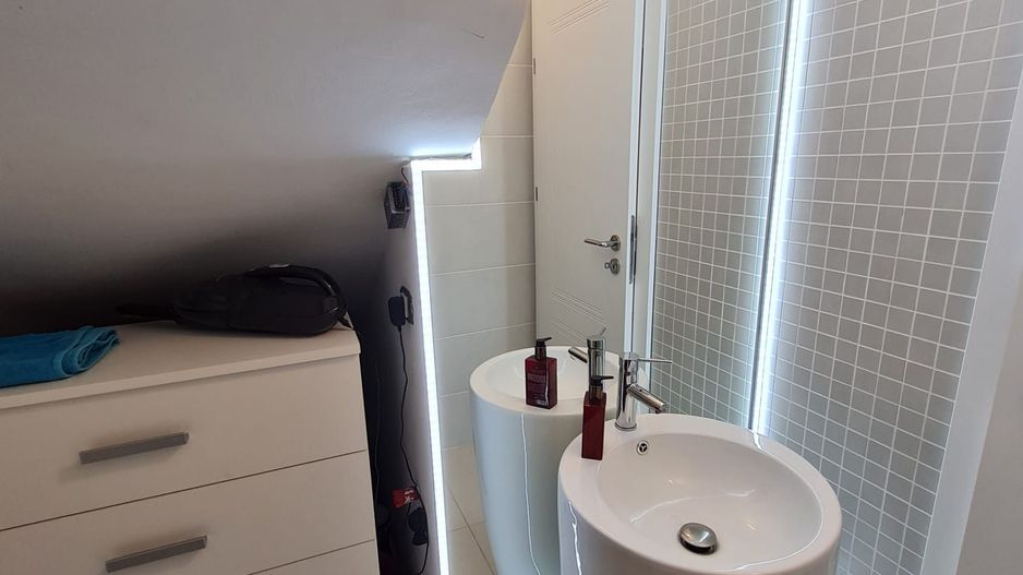 Duplex minimalist cu piscina - Poză 12