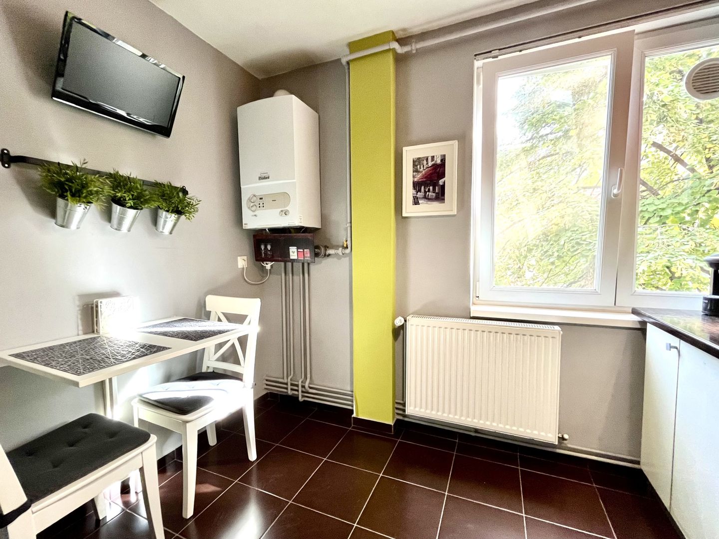 Tur virtual- 2 camere, primitor si luminos, cu garaj, in zona Centrala - Poză 29