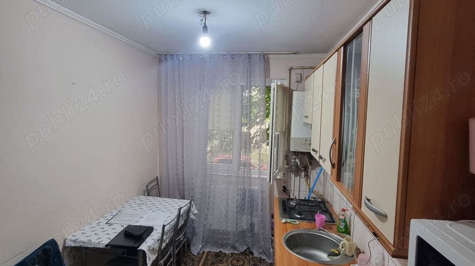 De vanzare apartament cu 3 camere - Poză 2