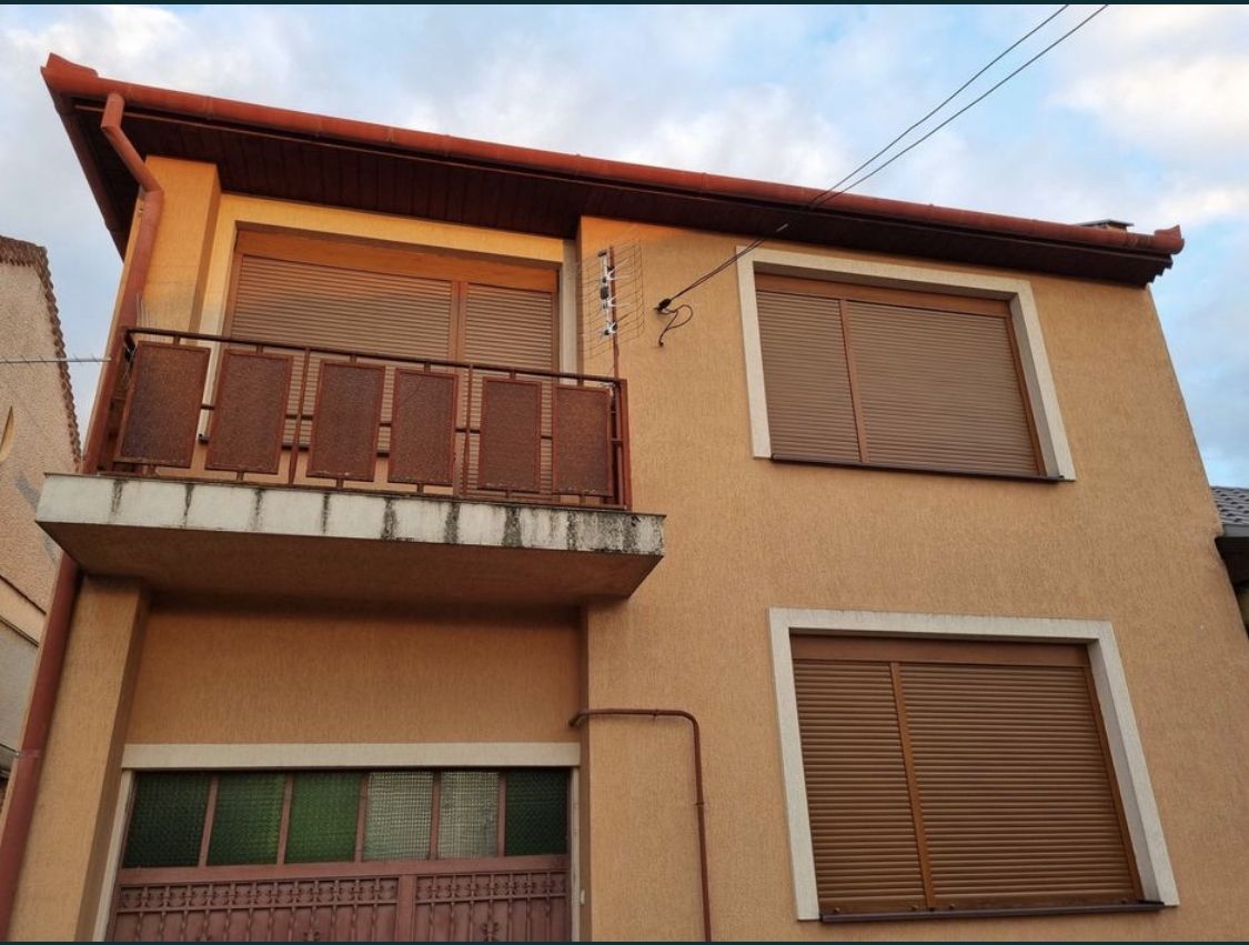 Casa centrala cu etaj - Poză 1