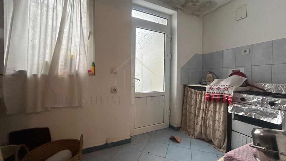 Casă batraneasca+ teren 999 mp intravilan în Oituz - Poză 6