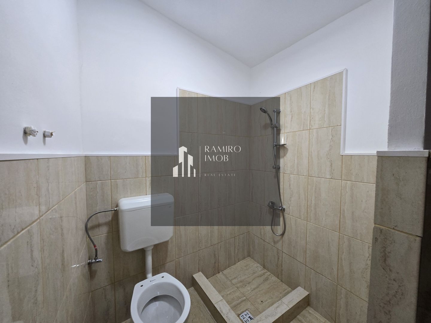 Casa renovata 105mp utili si curte libera 45mp -Eroii Revolutiei - Poză 18