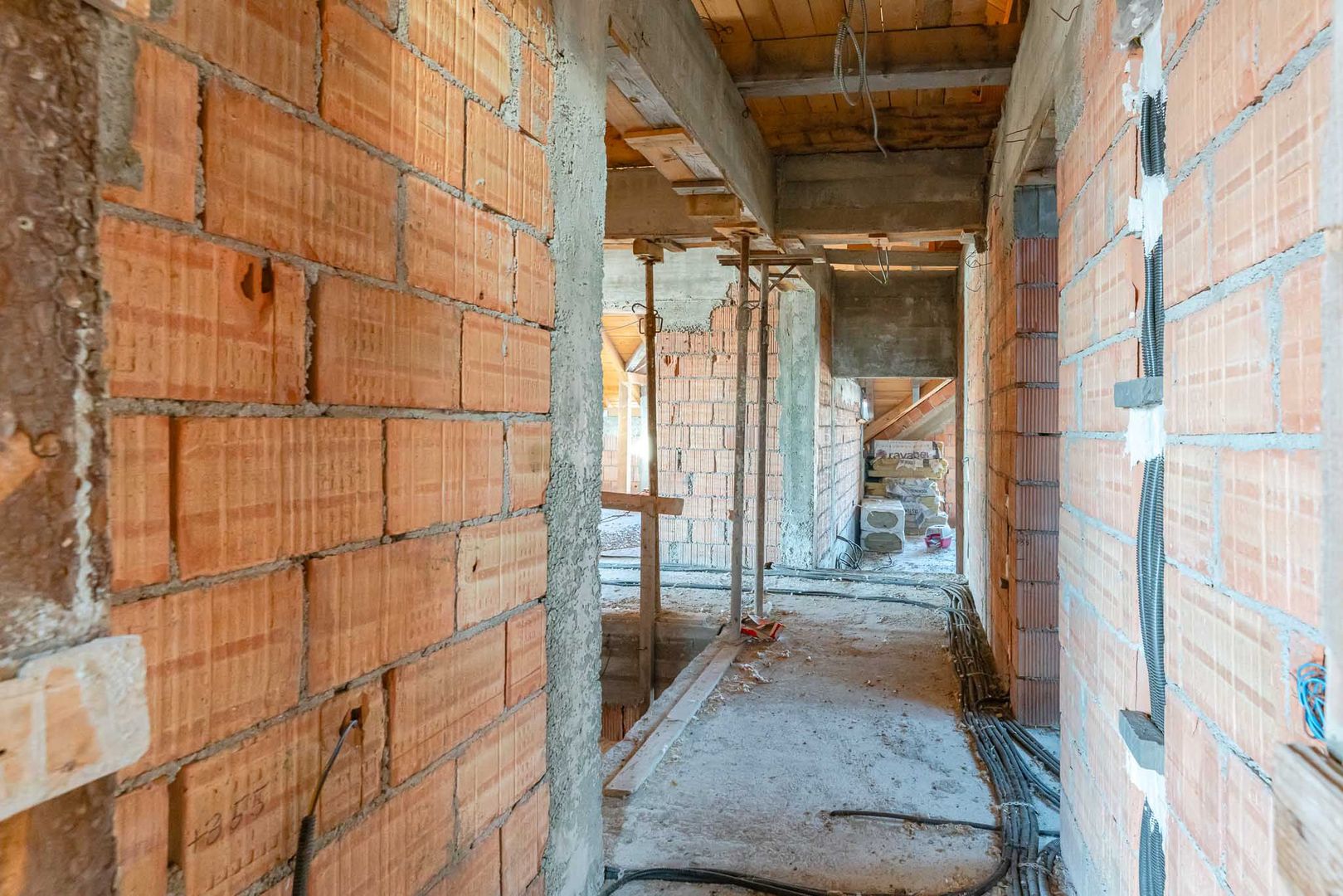 Casă cu Garaj - Personalizează-ți Spațiul După Bunul Tău Plac! - Poză 10