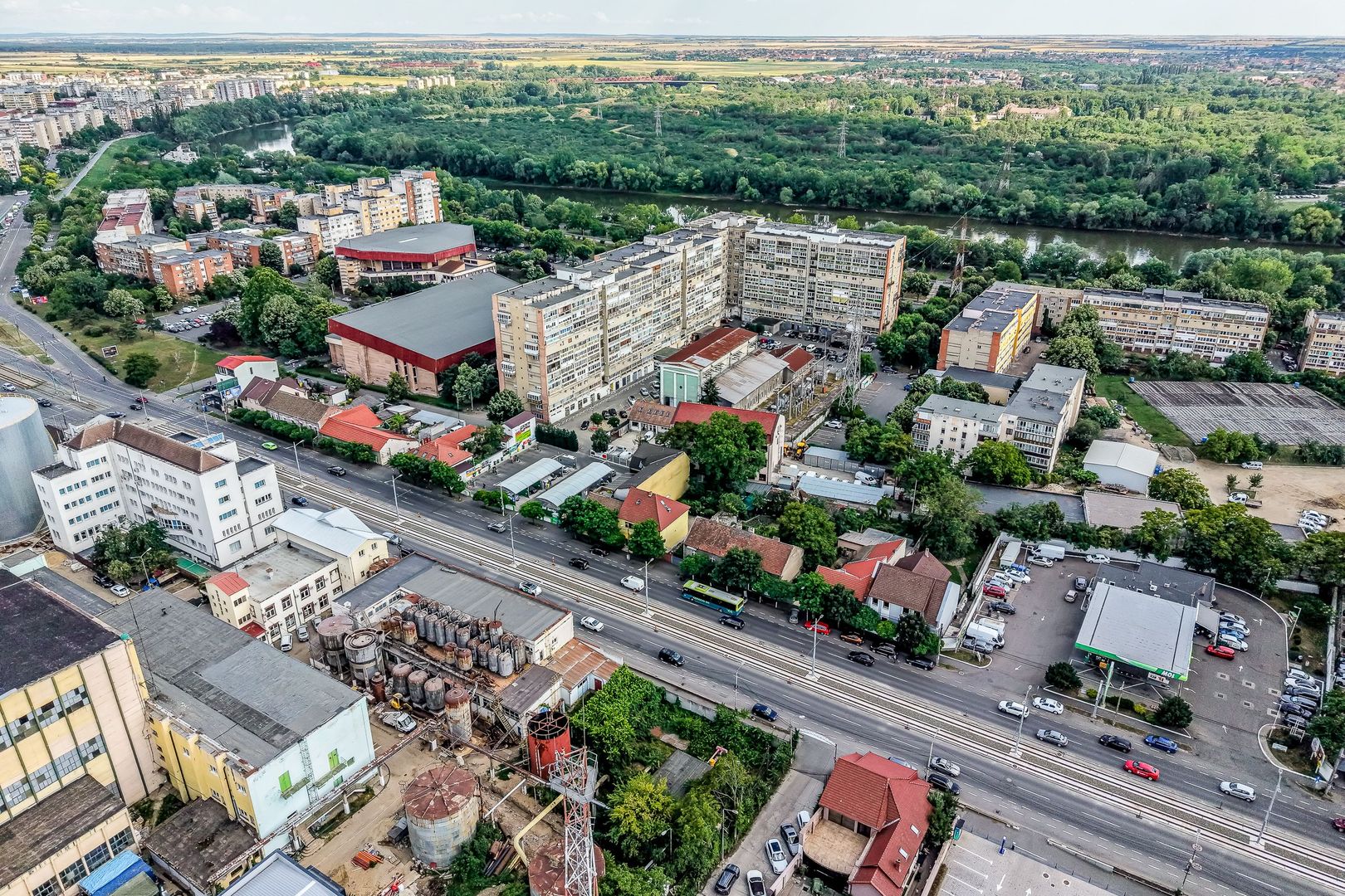 Imobil versatil D+P+E+M | Arteră principală Arad | Curte cu acces auto - Poză 11