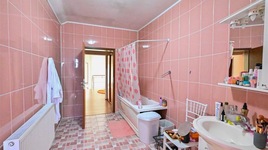 Vila cu 1.500 mp teren, gradina amenajata, linistita zonare,  Halchiu, Brasov - Poză 24