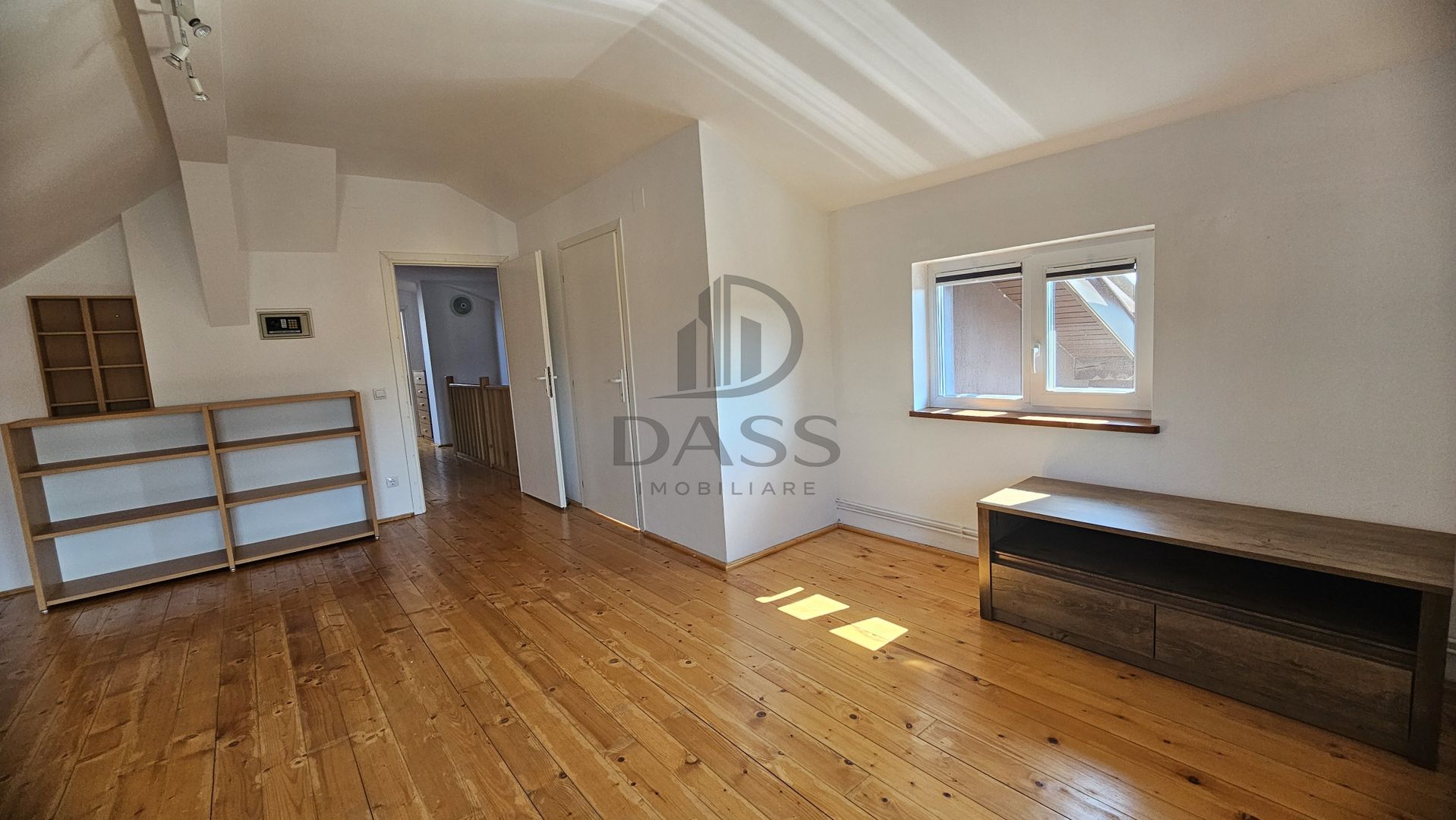 Apartament de inchiriat 6 camere 179 mp Etaj 2 + mansardă - Poză 25