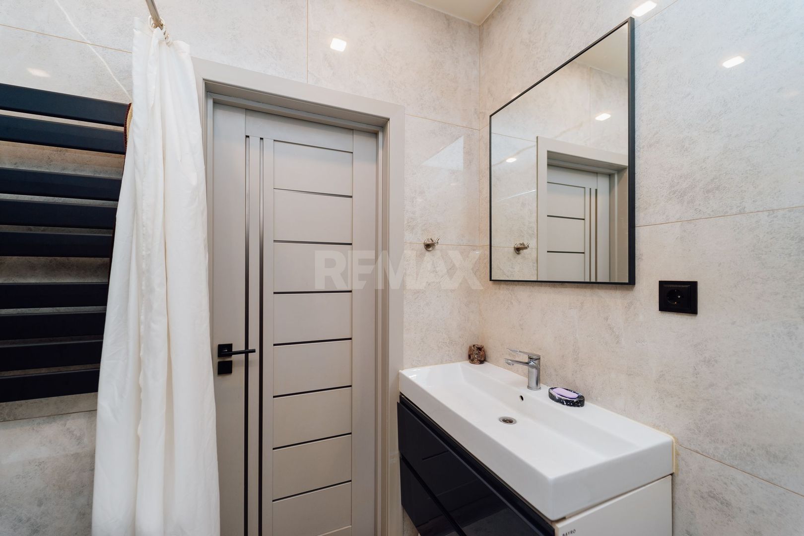 Apartament cu 2 camere în centrul Chișinăului | Lev Tolstoi | Complet mobilat și utilat - Poză 11