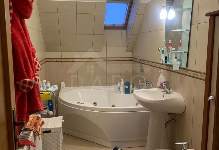 Se inchiriaza casa 3 dormitoare, living, dining, garaj Str Muntenia - Poză 5