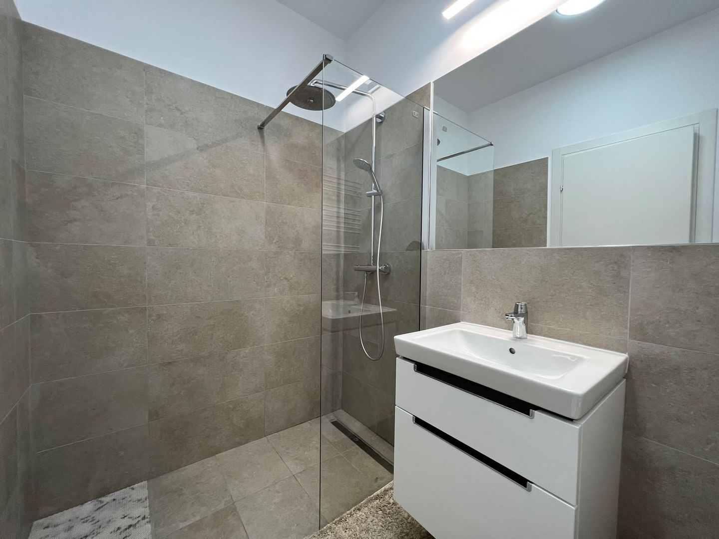 Apartament Elegant cu Vederi Panoramice în Zona Liniștită Băneasa - Poză 11