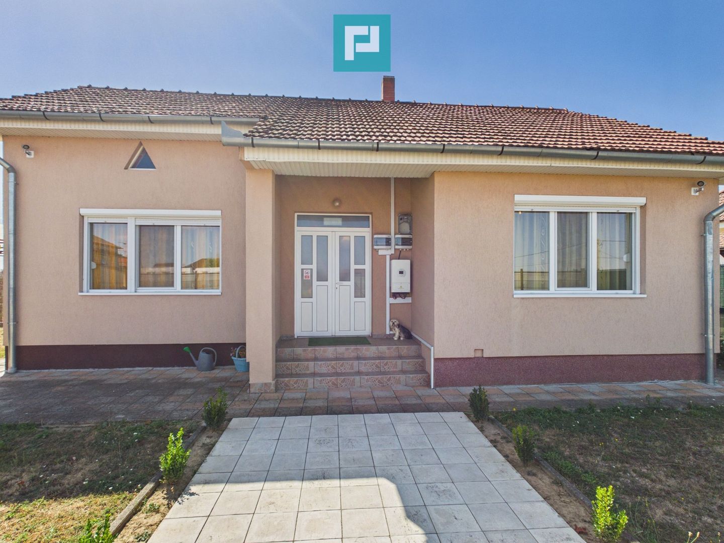 Casă renovată cu curte mare de închiriat în Rontău - Poză 1
