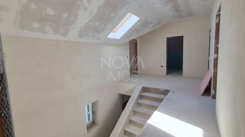 Casa generoasa cu 7 camere, 3 bai, dressing si parcare – Sura Mica - Poză 18