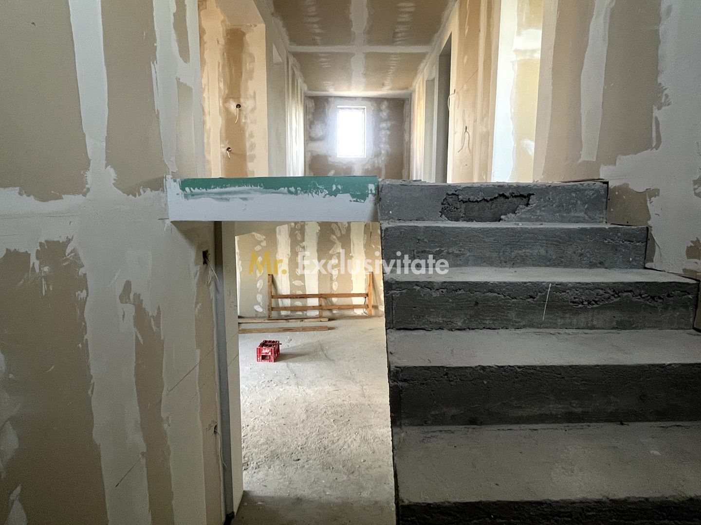 Casa la gri, 7 camere, 2 bai - Poză 5