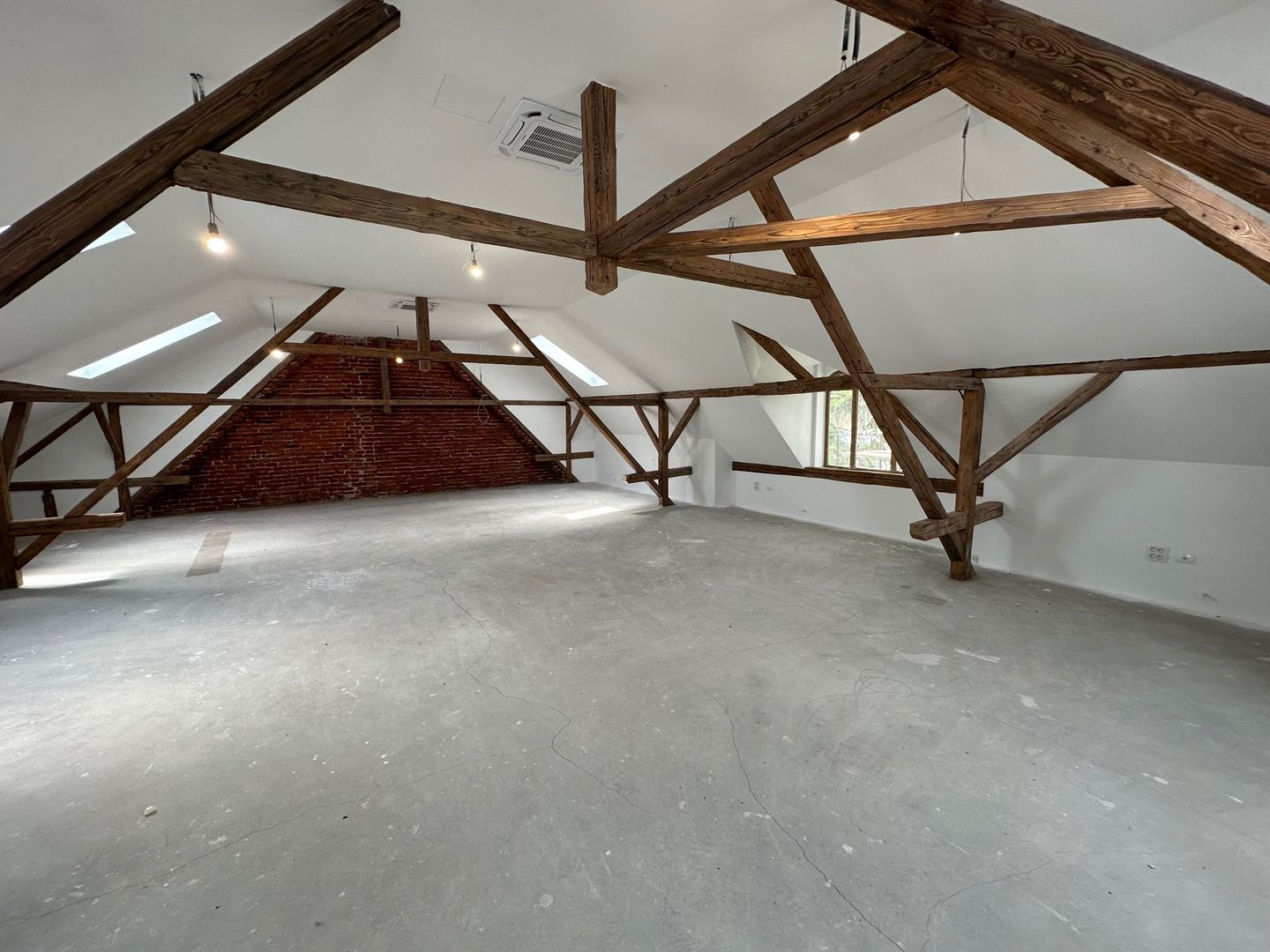 Clădire de birouri/ clinica zona Centrală - Poză 1