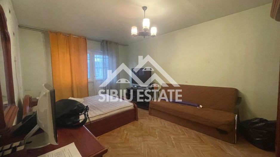 Apartament de vanzare cu 3 camere, decomandat,  2 balcoane, pivnita - Poză 3