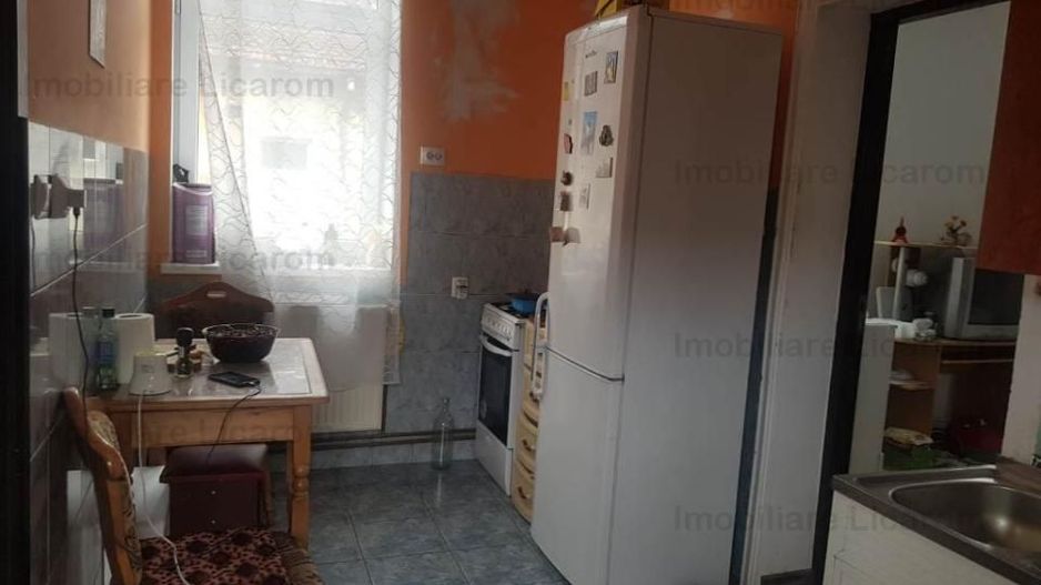 Corp de casa Blumana, zona str Lunga,curte,pod,beci. - Poză 6