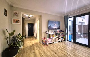 Zona Coresi, 2 camere ,59 mp,  cu grădină proprie și  loc de parcare.