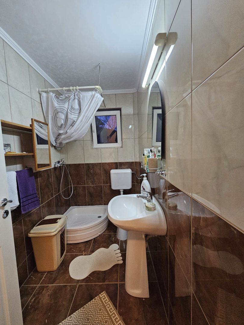 Vila  Oradea zona Iorga 420 mp ,teren 2000 ml - Poză 17