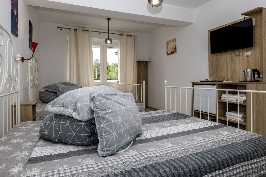 Motel, camping, piscina si lacuri de pescuit pe un teren de 49 285 mp - Poză 10