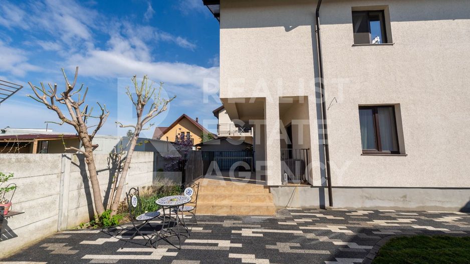 Vila in Tunari cu garaj si spatii de depozitare - Poză 33