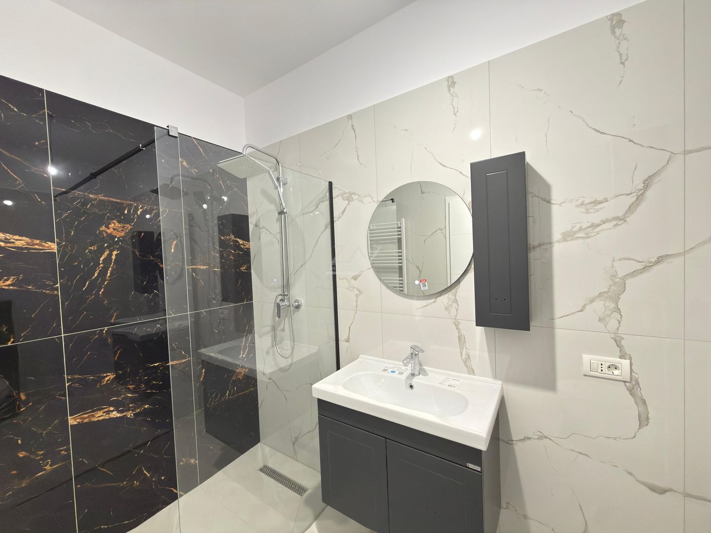 3 camere. Decomandat. Loc de parcare. - Poză 8