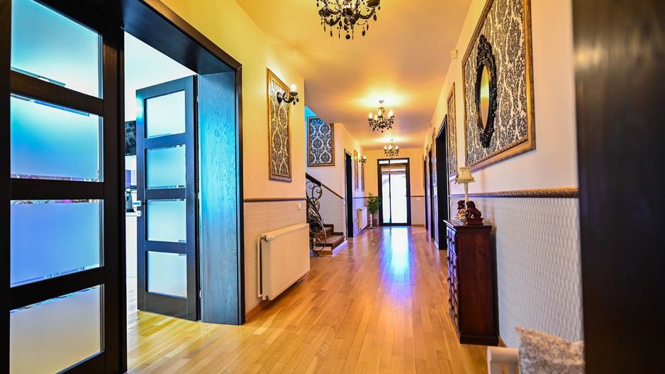 Somptuozitate in stil modern, 2 garaje, 3 terase, totul pe 1.000 mp teren - Poză 7