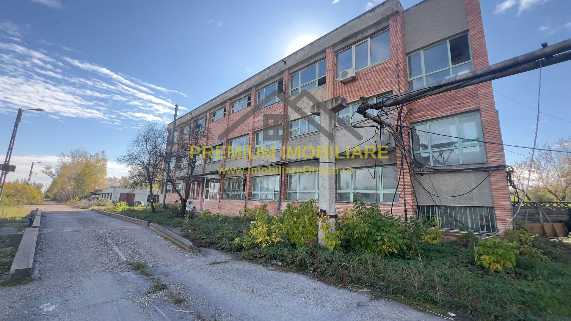 Teren plus Cladire in Onesti - Poză 1