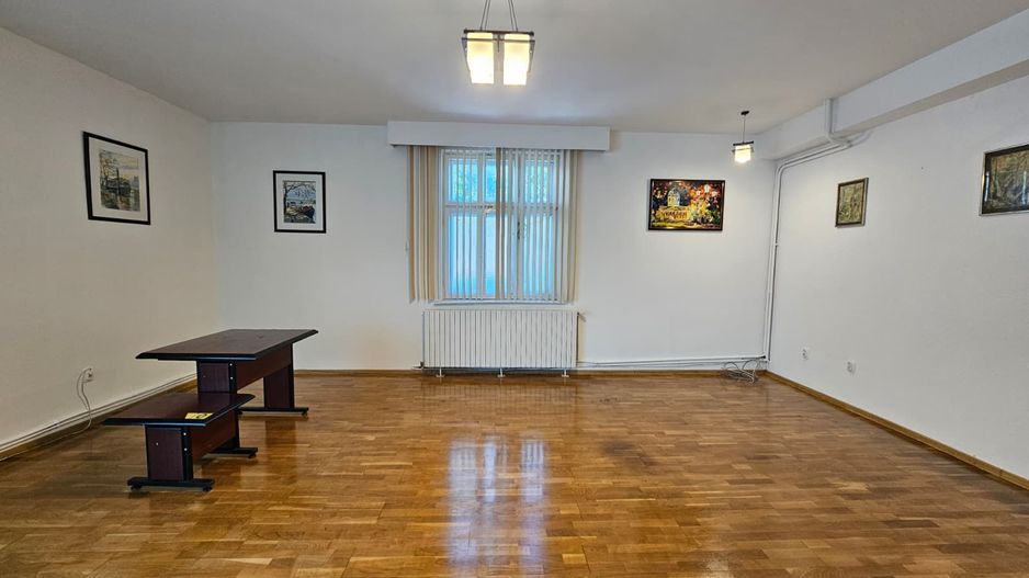 Casa eleganta cu tavane inalte si gradina superba - Poză 3
