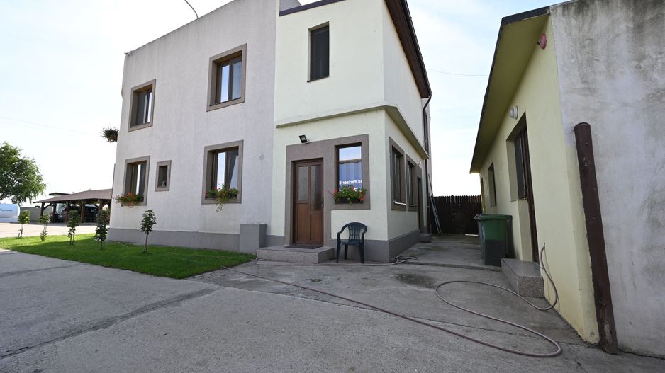 Casa P+1E, cu anexe si hala - Poză 2