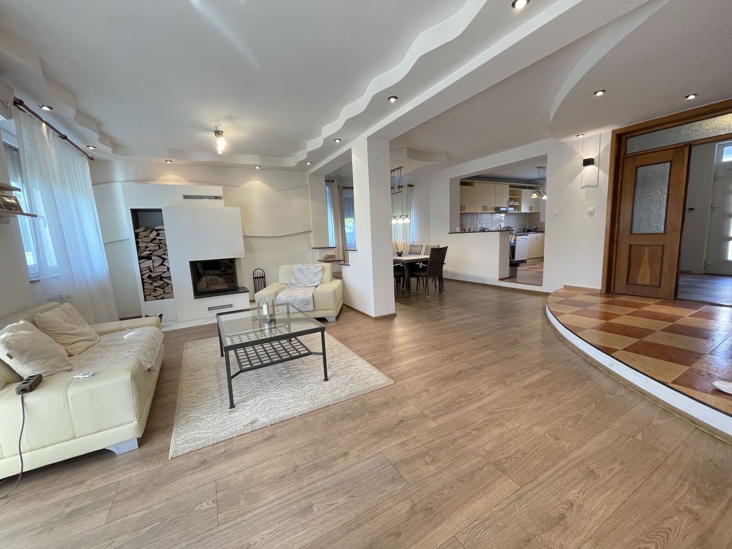 Casa spatioasa cu spatiu de relaxare-zona Blascovici - Poză 2