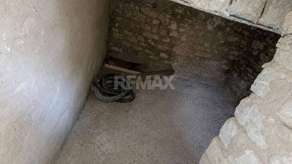 Garaj solid cu subsol mare – perfect pentru mașină sau depozitare. - Poză 18
