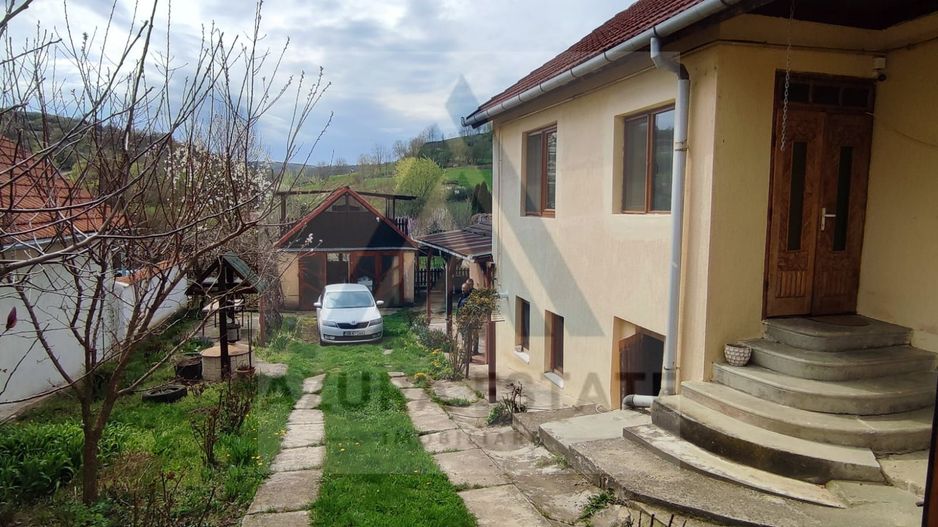 Casa 4 camere 2 bai garaj inchis pivnita si teren 740 mp in Seica Mica - Poză 1