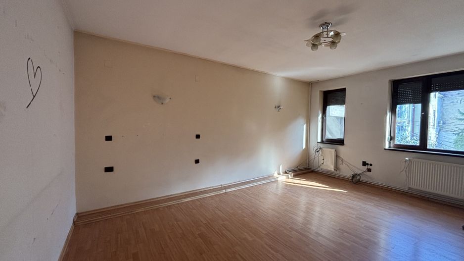 Apartament 4 camere, la curte zona Iosefin - Poză 1