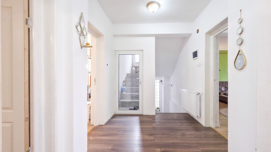 Casă spațioasă de vânzare – Strada Republicii nr. 105, Dragomirești - Poză 5